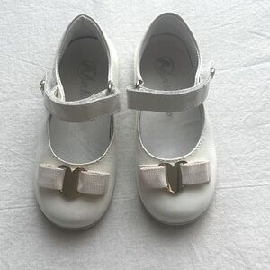 Naturino Patent White Leather With Gold Hert elegant shoes Toddler size 23